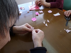 折り紙を丁寧に折って　桜の花びらに