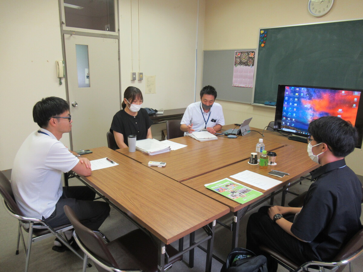 事務局 職員との座談会の様子