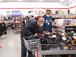 買い物支援（衣類購入）の様子