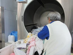 大型洗濯機での洗濯の様子