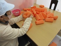 二つ折り作業の様子
