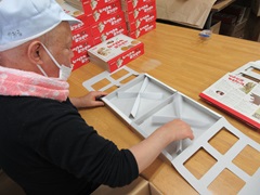 箱折り作業の様子